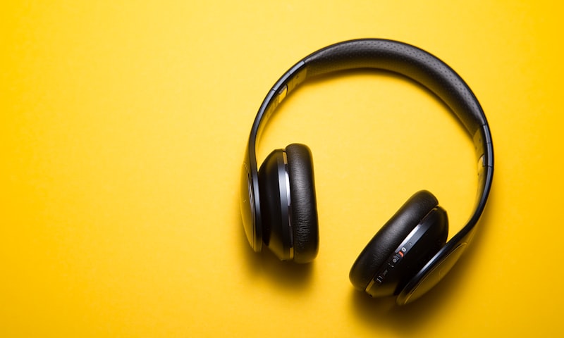 Fone Bluetooth sobre fundo amarelo