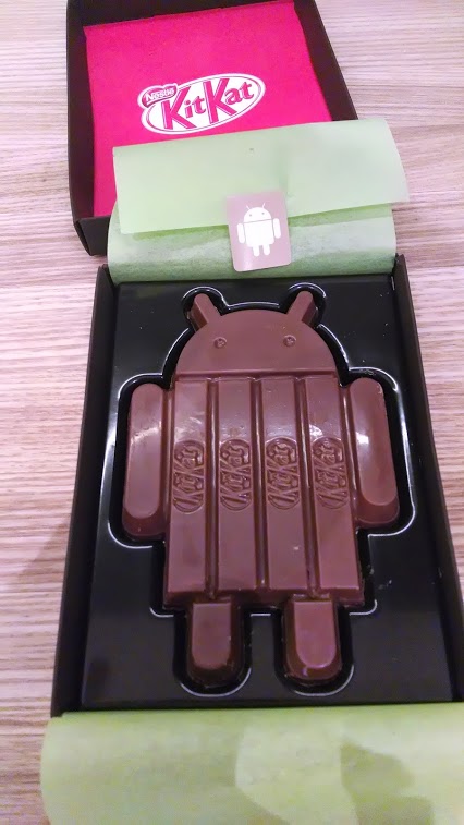 Larry Page, o CEO do Google, mostra seu Android KitKat